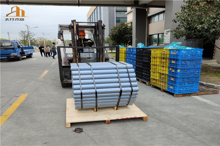 無錫金屬制品倉(cāng)庫(kù)貨架實(shí)木托盤